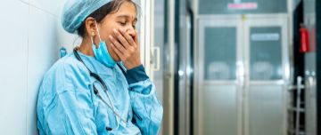 Professionnel de santé qui baille - 5 conseils pour bien dormir